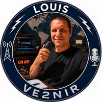 Louis, VE2NIR, dans sa station de radio
